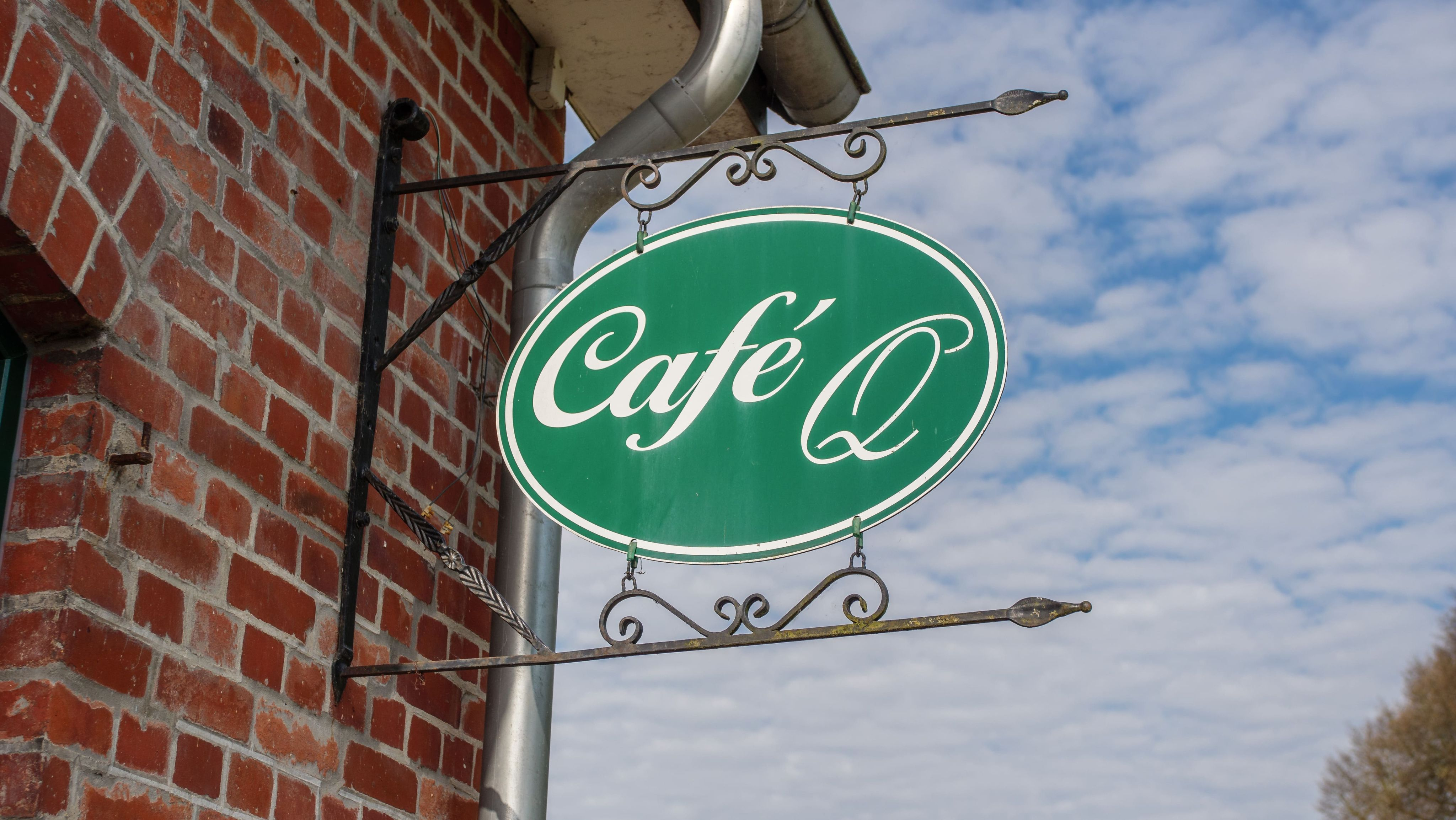Café Q Schild